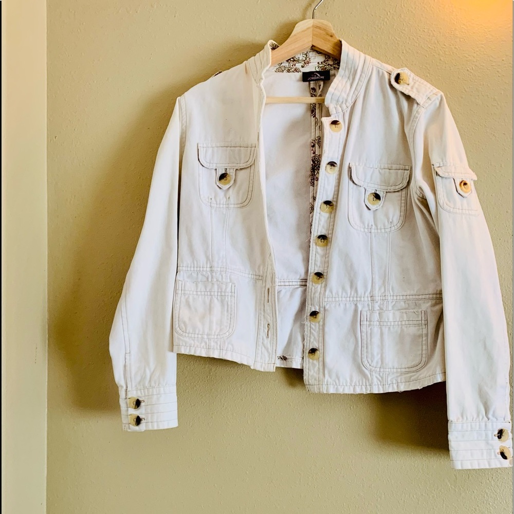 White Jean jacket with flower print in the inside